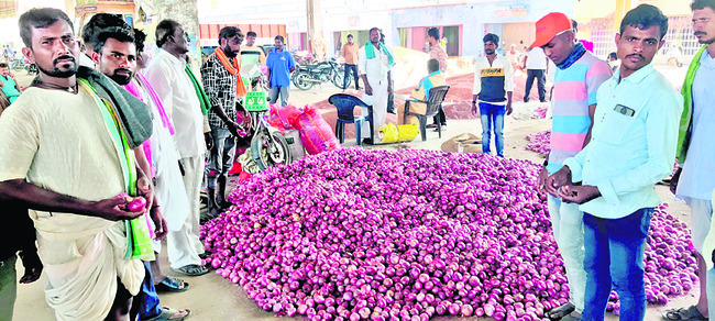 భక్తులకు రుద్రాక్షలు,  విభూతి పంపిణీ2