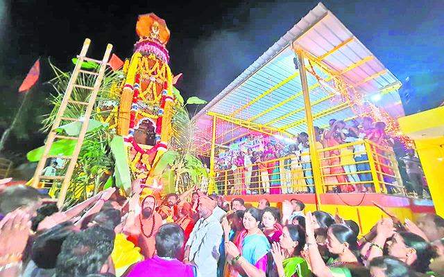 భక్తులకు రుద్రాక్షలు,  విభూతి పంపిణీ1