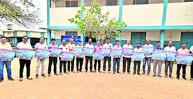 కలెక్టర్‌ను కలిసిన  గెజిటెడ్‌ ఆఫీసర్లు
2