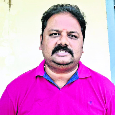 మా పొలం వేరొకరి పేరున ఎలా..  
1