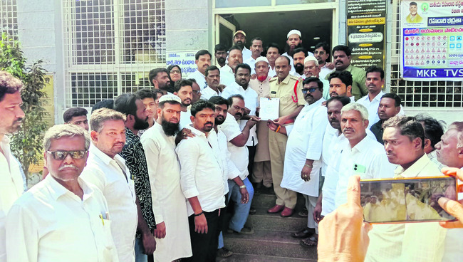 సీఎం, డిప్యూటీ సీఎంలపై చర్యలు తీసుకోండి 1