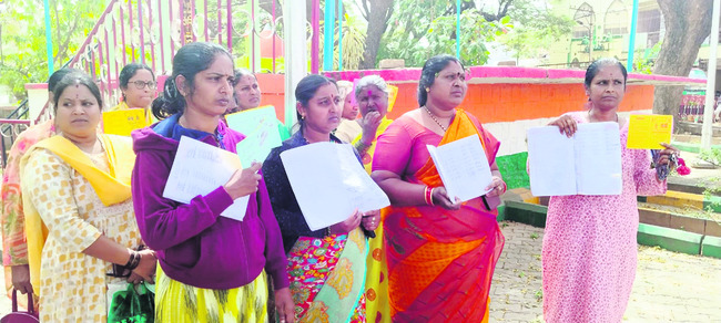 అమ్మవారి నెక్లెస్‌  ఈఓ జేబులోకి 1