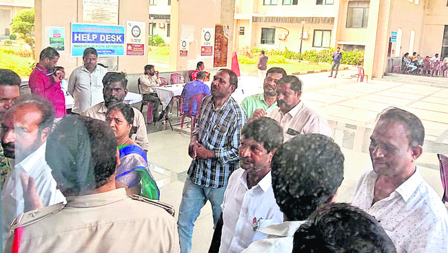 ఒక్కోచోట నలుగురిపైనే..1