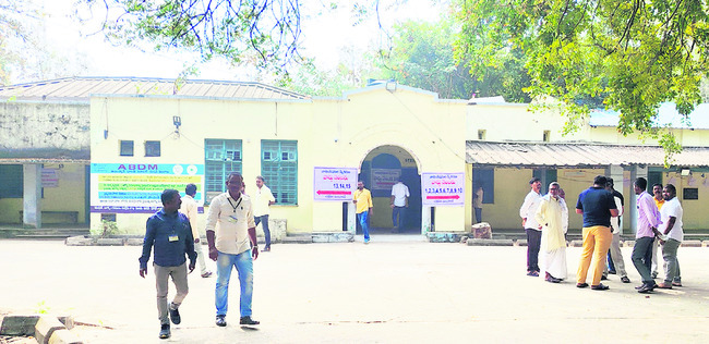 ఎన్నికల కేంద్రం.. ‘పోస్టుమార్టం’1