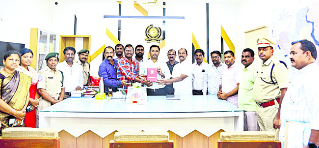 కలెక్టర్‌ను కలిసిన  గెజిటెడ్‌ ఆఫీసర్లు
1