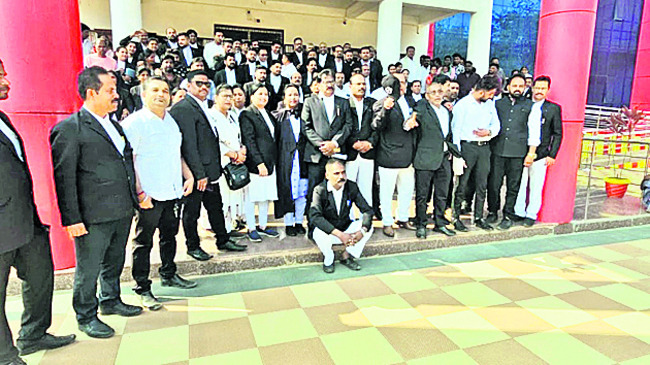 పోలీసులపై న్యాయవాది ఫిర్యాదు1