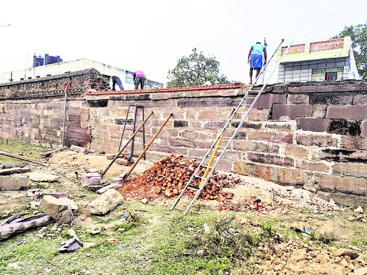 ఇలా కట్టారు.. అలా కూలింది1