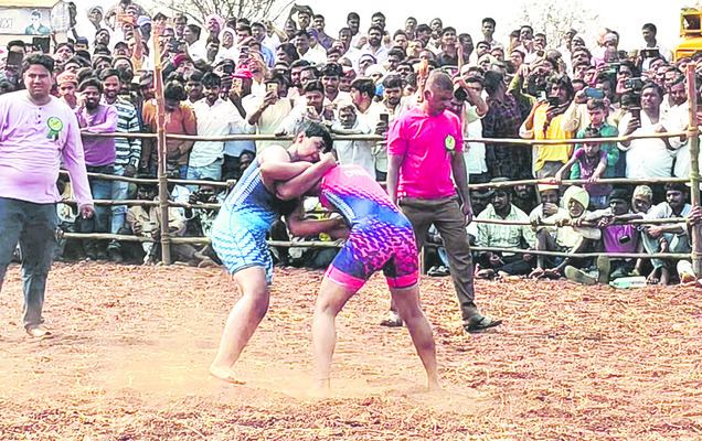 అలరించిన కుస్తీ పోటీలు1