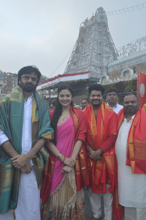 Anchor And Actress Sreemukhi Visits Tirumala Temple With Jabardasth Avinash Photos4