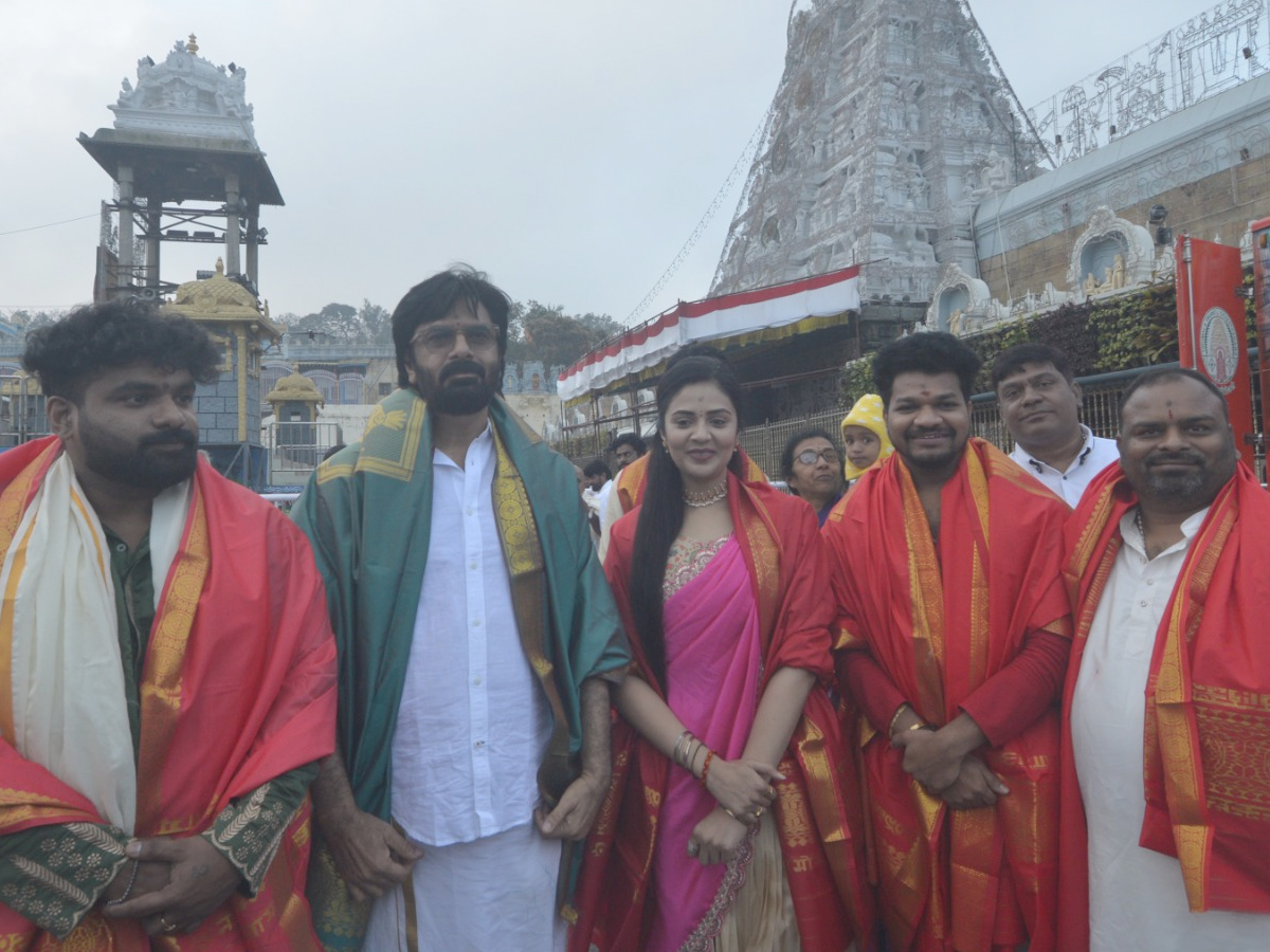 Anchor And Actress Sreemukhi Visits Tirumala Temple With Jabardasth Avinash Photos1