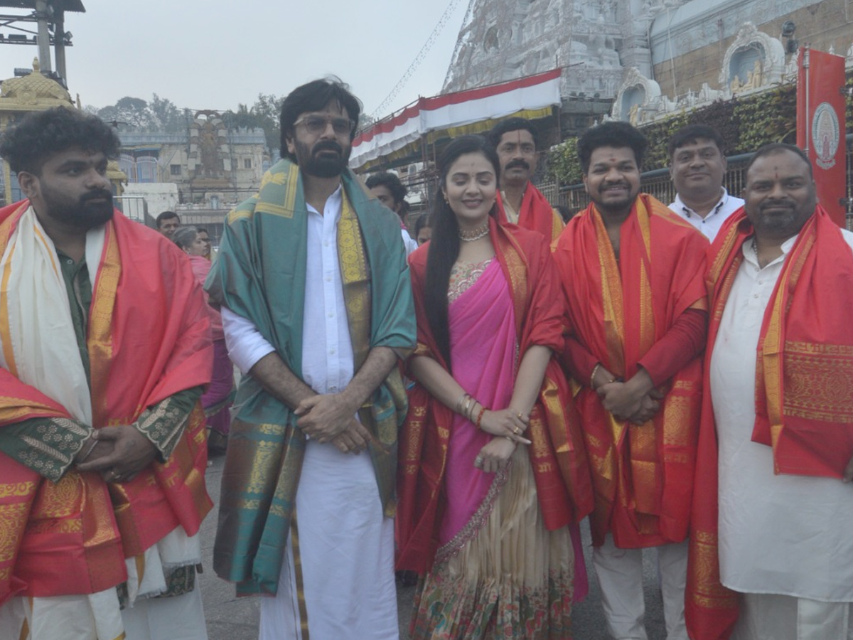 Anchor And Actress Sreemukhi Visits Tirumala Temple With Jabardasth Avinash Photos5