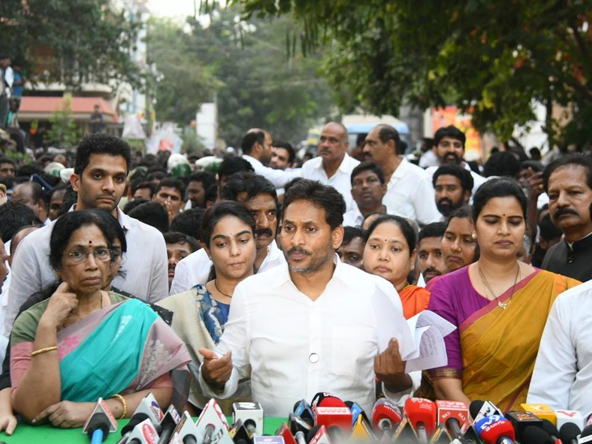 YS Jagan Visit Ambati Rambabu House PHotos14