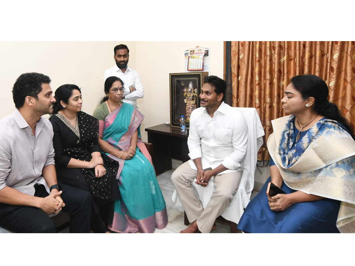 YS Jagan Visit Ambati Rambabu House PHotos6