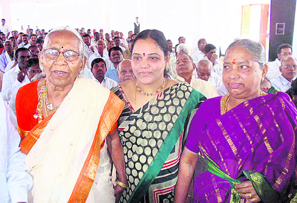 ఆమెకు అందలం1