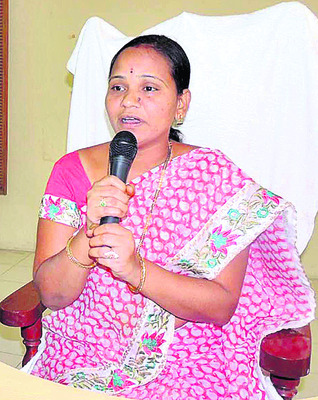 ఆమెకు అందలం2