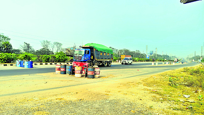 హైవే.. తనిఖీలకు నో వే..! 2