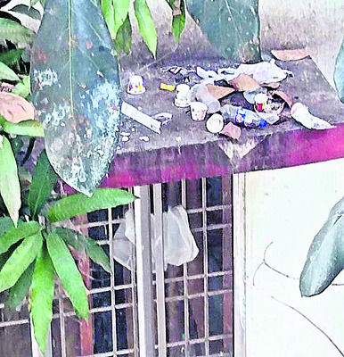 ఆస్పత్రిలో అధ్వానంగా పారిశుధ్యం2