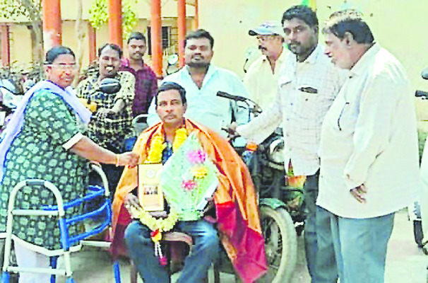 వాడపల్లి వెంకన్నకు  వెండి కలశం సమర్పణ 1