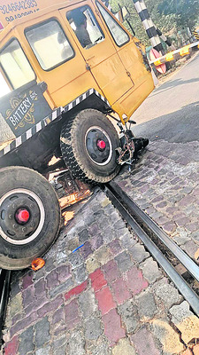 ట్రాలీ ఢీకొని రైల్వే గేటు ధ్వంసం1