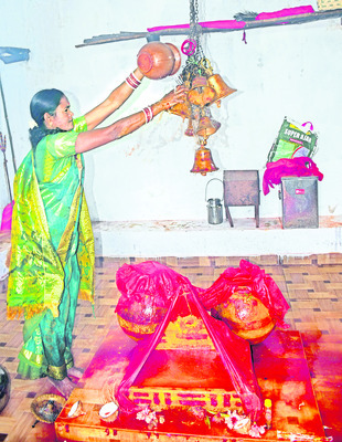 తల్లులకు తనివితీరా మొక్కులు1