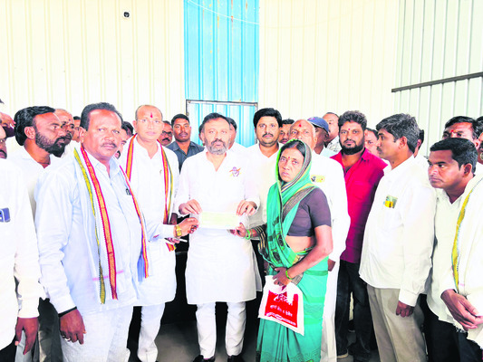 చెక్కుల పంపిణీ 
1