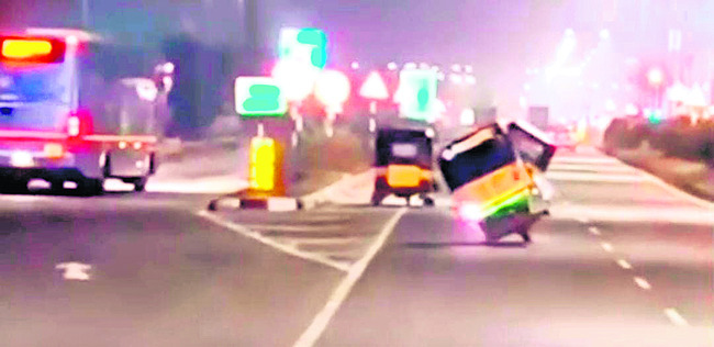 ఆటోలతో విన్యాసాలు చేసి.. పోలీసులకు చిక్కి! 1