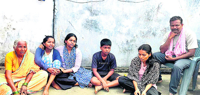 శోకసంద్రం మధ్య ముగ్గురు కూలీల అంత్యక్రియలు1