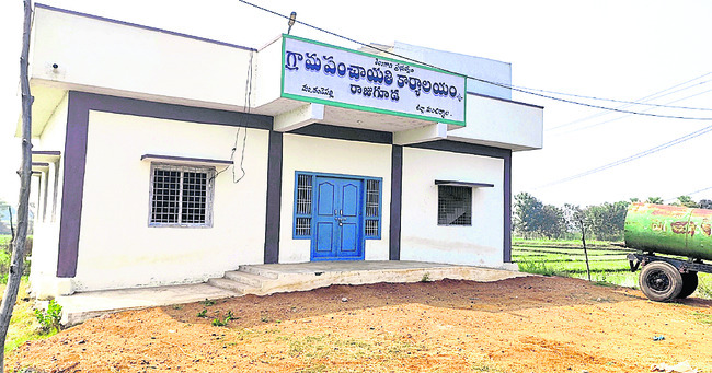 బడి భవనంలోనే అంగన్‌వాడీ.. పంచాయతీ1