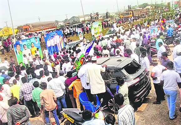 గాయపడిన కార్యకర్తకు జగన్‌ భరోసా 1