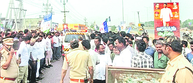 గాయపడిన కార్యకర్తకు జగన్‌ భరోసా 2