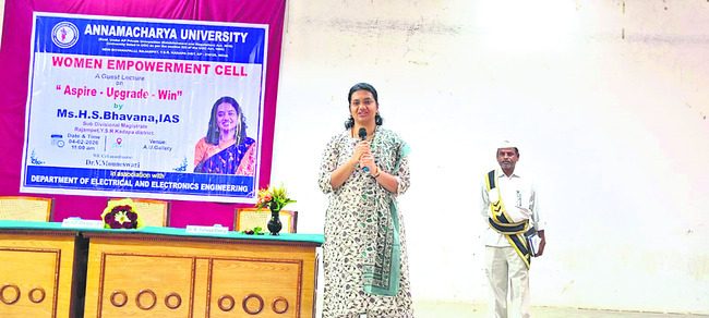 ఆత్మవిశ్వాసంతో మహిళలు ముందుకుసాగాలి 1