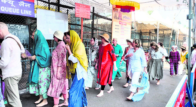 మల్లన్న దర్శనానికి  జర్మనీ దేశస్తులు 
1