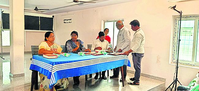 మునగపాక ఎంపీపీ, వైస్‌ ఎంపీపీలపై నెగ్గిన అవిశ్వాసం 1