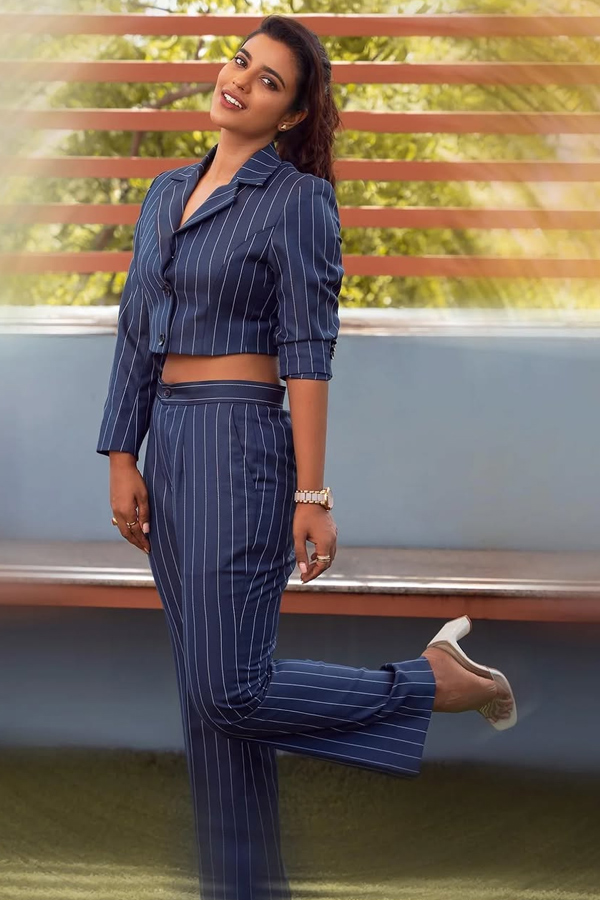 Actress Aishwarya Rajesh Beautiful Photos11