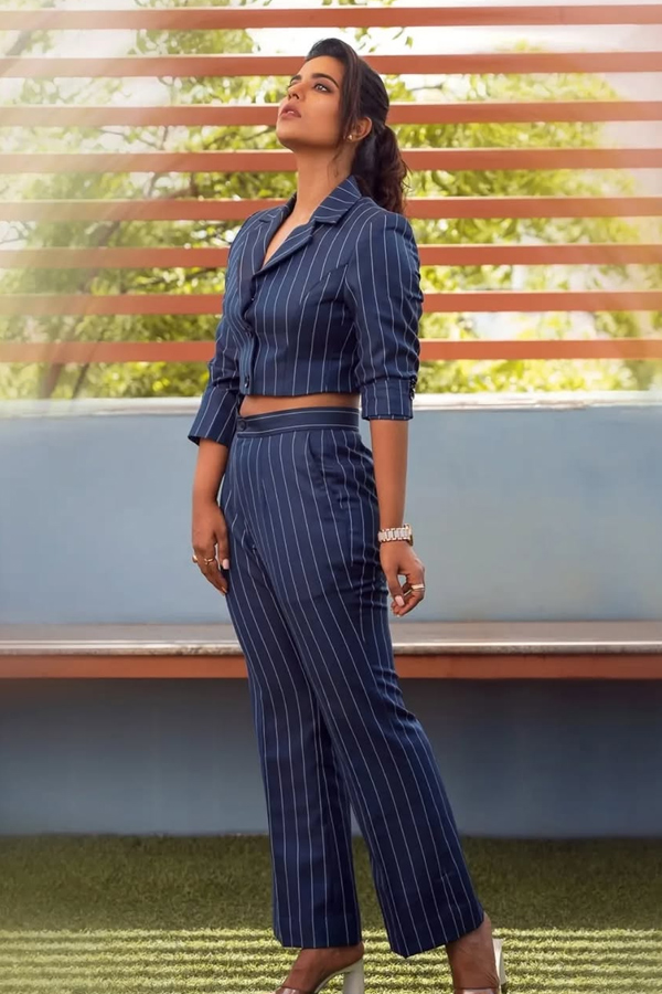 Actress Aishwarya Rajesh Beautiful Photos12