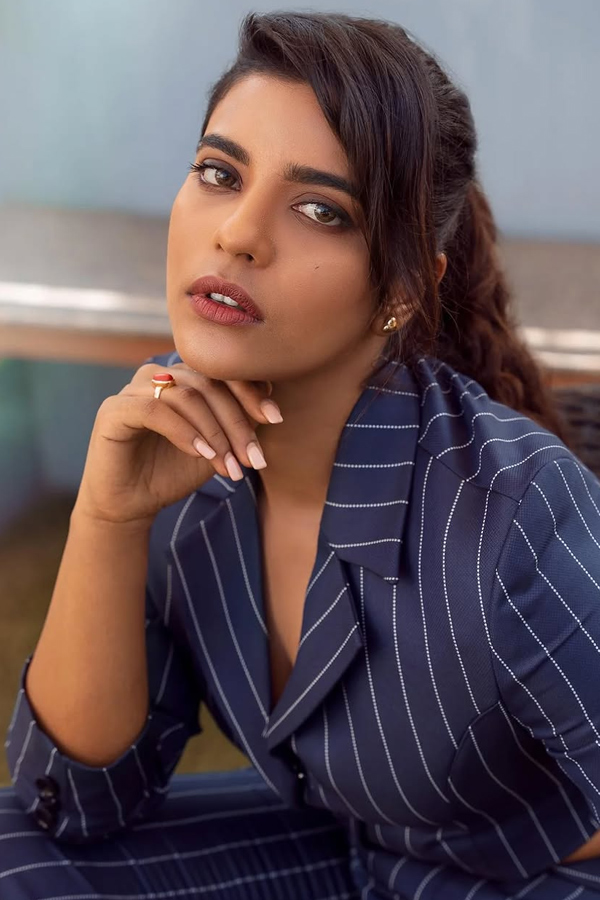 Actress Aishwarya Rajesh Beautiful Photos9