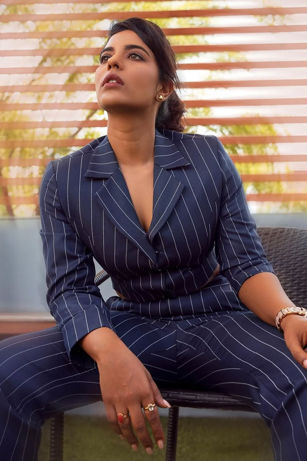 Actress Aishwarya Rajesh Beautiful Photos10