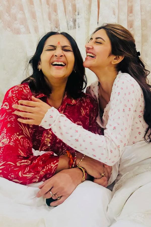 Actress Sreeleela wishing Her mother with cutest pics on Her Birthday PHotos2