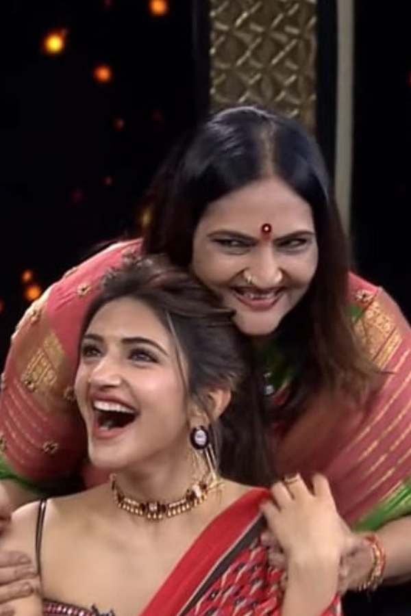 Actress Sreeleela wishing Her mother with cutest pics on Her Birthday PHotos12