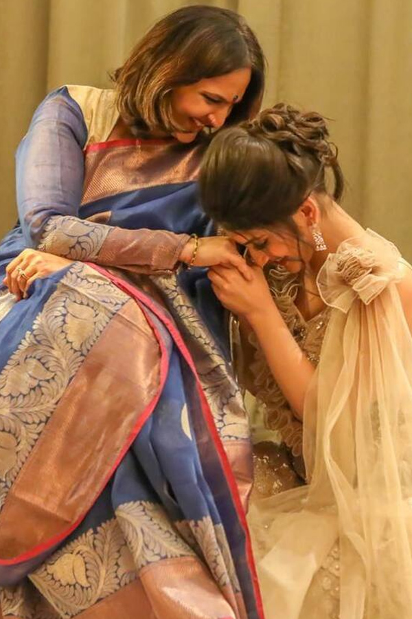 Actress Sreeleela wishing Her mother with cutest pics on Her Birthday PHotos15