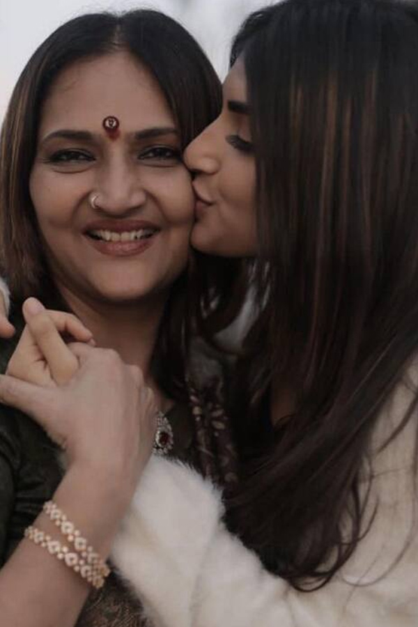 Actress Sreeleela wishing Her mother with cutest pics on Her Birthday PHotos16