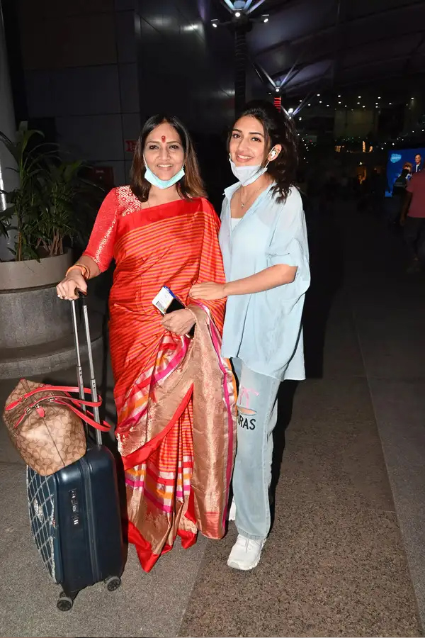 Actress Sreeleela wishing Her mother with cutest pics on Her Birthday PHotos18