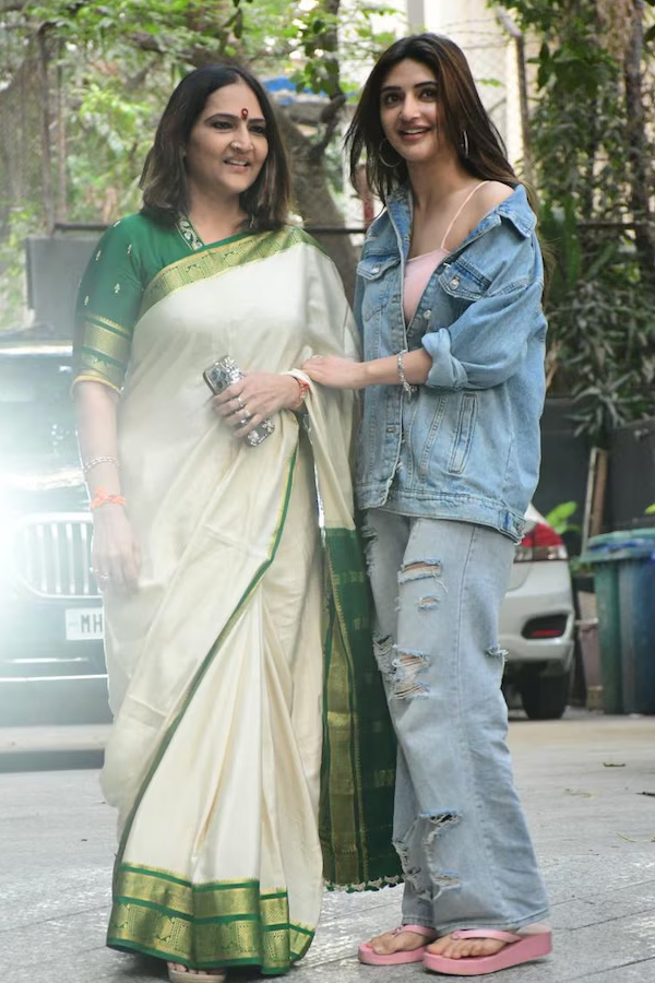 Actress Sreeleela wishing Her mother with cutest pics on Her Birthday PHotos19