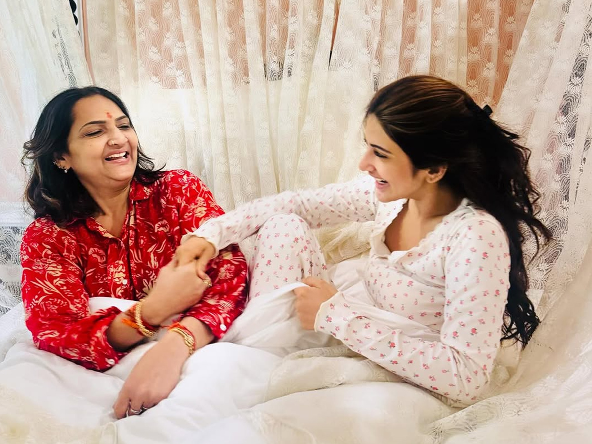 Actress Sreeleela wishing Her mother with cutest pics on Her Birthday PHotos3