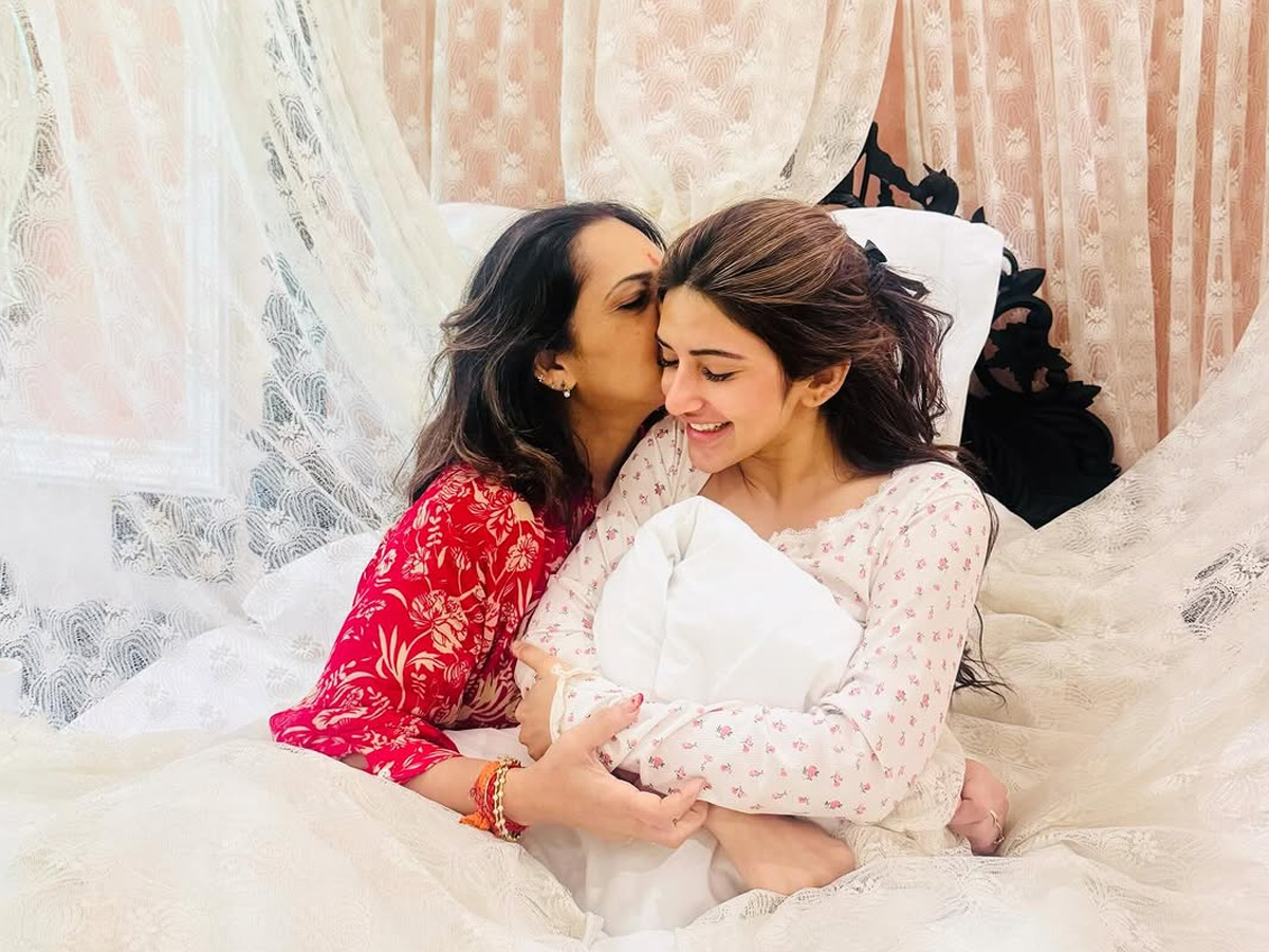 Actress Sreeleela wishing Her mother with cutest pics on Her Birthday PHotos5