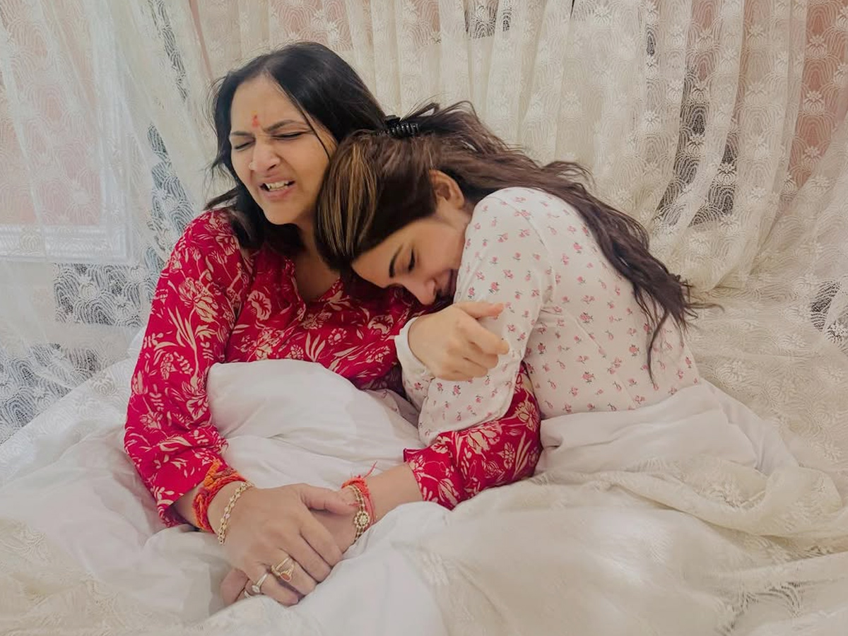 Actress Sreeleela wishing Her mother with cutest pics on Her Birthday PHotos6