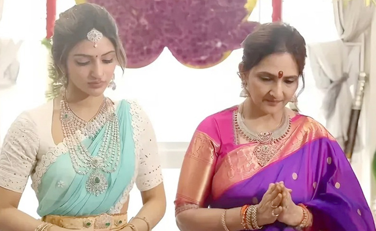 Actress Sreeleela wishing Her mother with cutest pics on Her Birthday PHotos9