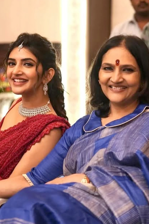 Actress Sreeleela wishing Her mother with cutest pics on Her Birthday PHotos10