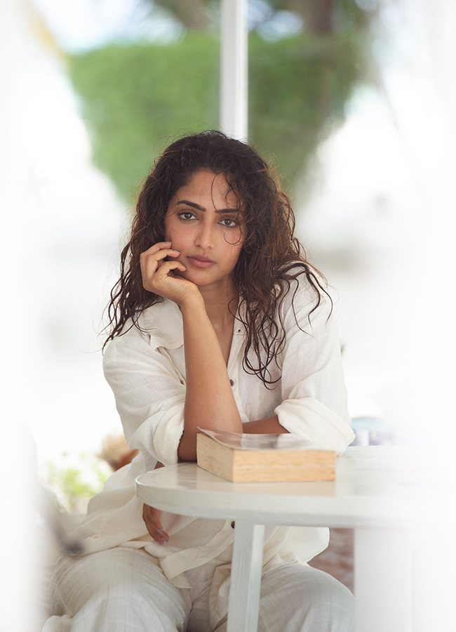 Tollywood Actress Reba Monica John HD Photos18