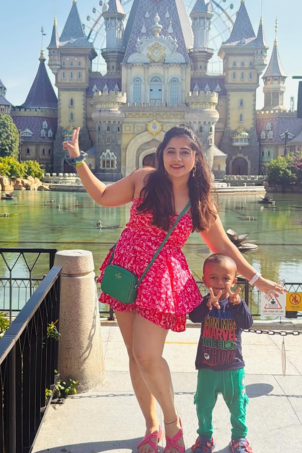 Tv Actress Lahari Enjoying At Wonder Park with family PHotos2